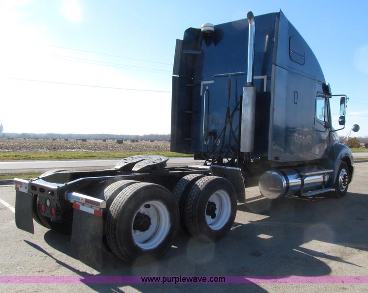 image for item E4637 2005 Freightliner Columbia semi truck
