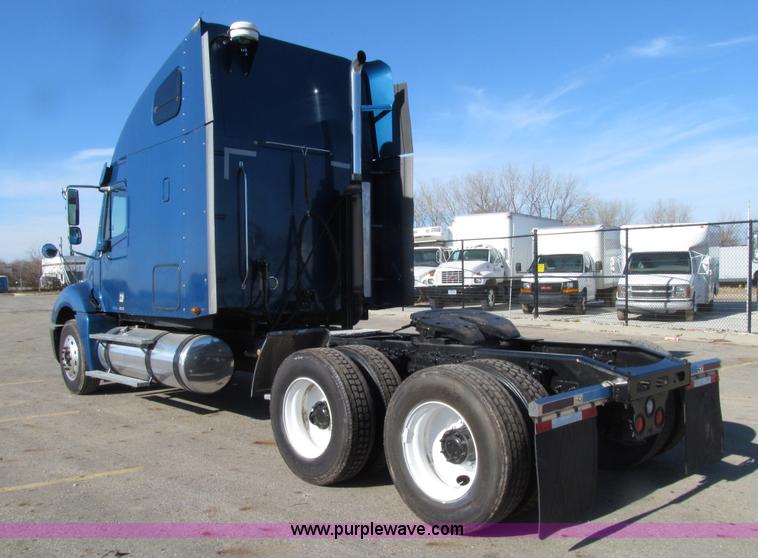 image for item E4637 2005 Freightliner Columbia semi truck