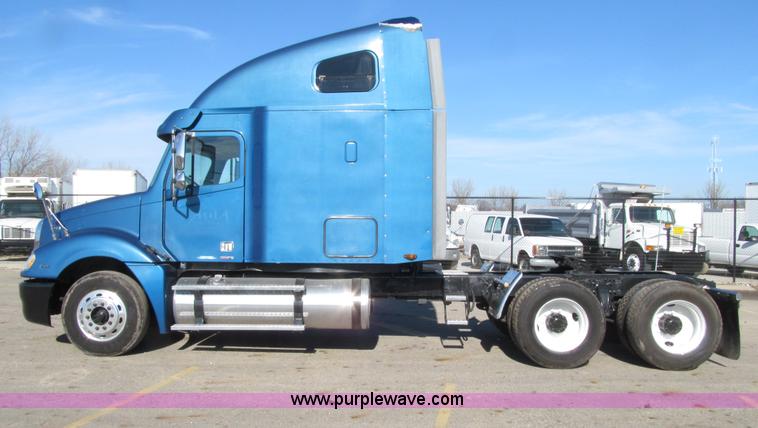image for item E4637 2005 Freightliner Columbia semi truck