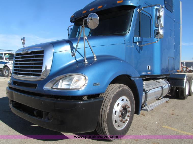 image for item E4637 2005 Freightliner Columbia semi truck