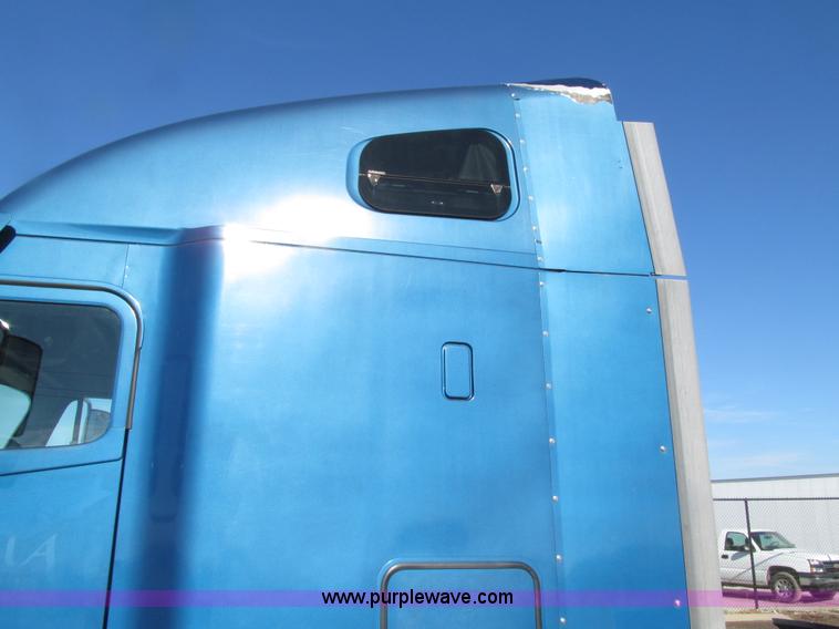 image for item E4637 2005 Freightliner Columbia semi truck