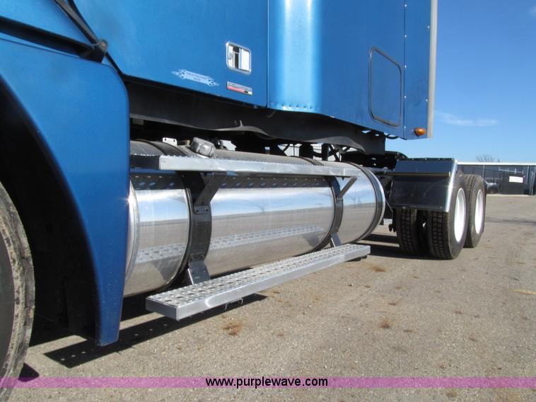 image for item E4637 2005 Freightliner Columbia semi truck