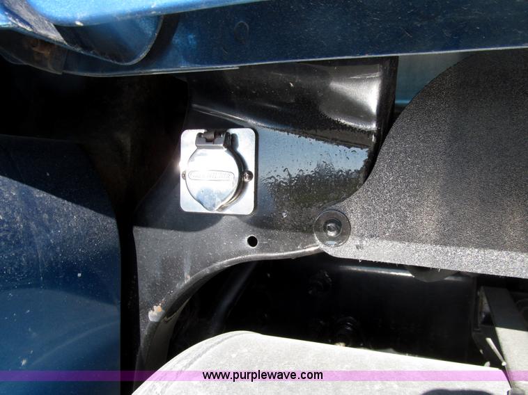 image for item E4637 2005 Freightliner Columbia semi truck