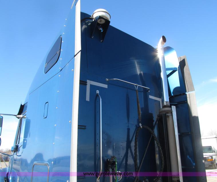 image for item E4637 2005 Freightliner Columbia semi truck
