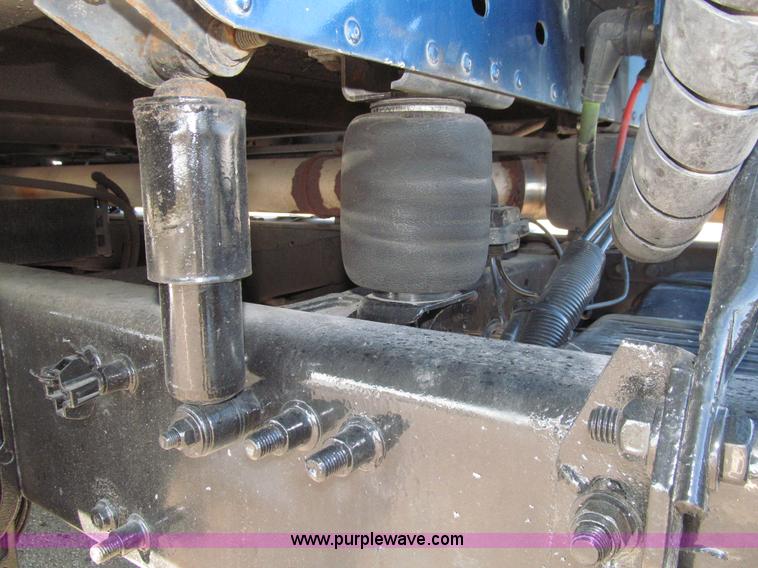 image for item E4637 2005 Freightliner Columbia semi truck