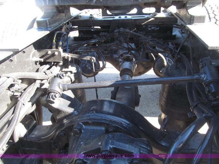 image for item E4637 2005 Freightliner Columbia semi truck