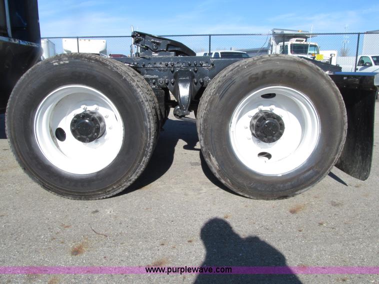 image for item E4637 2005 Freightliner Columbia semi truck