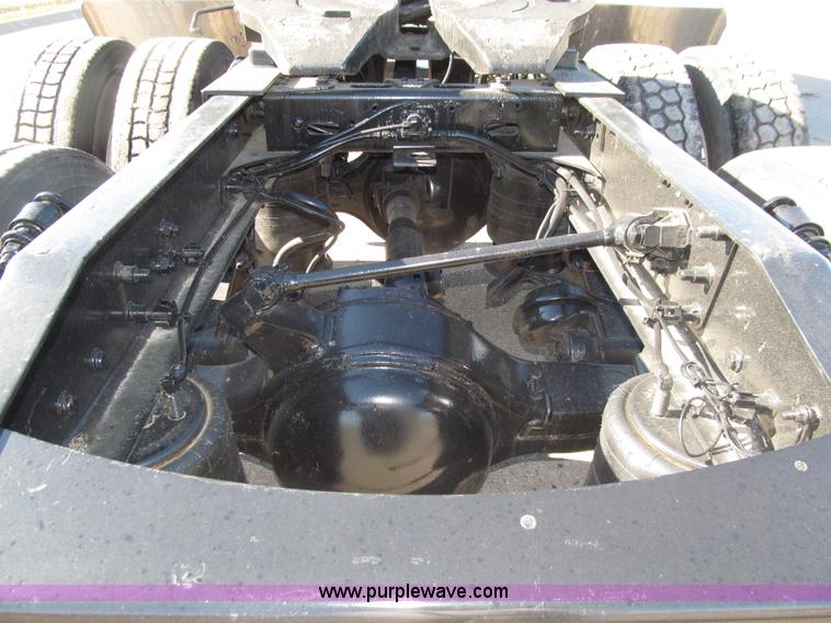 image for item E4637 2005 Freightliner Columbia semi truck