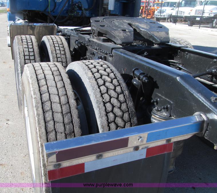 image for item E4637 2005 Freightliner Columbia semi truck