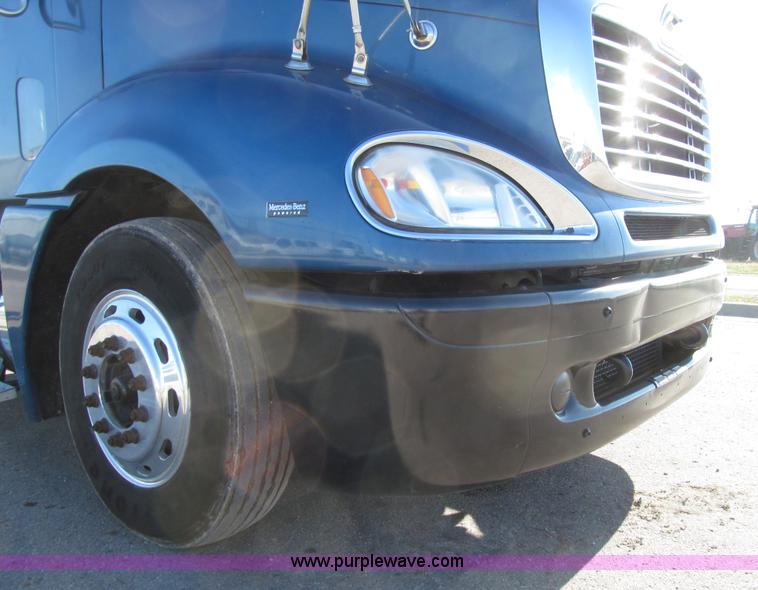 image for item E4637 2005 Freightliner Columbia semi truck