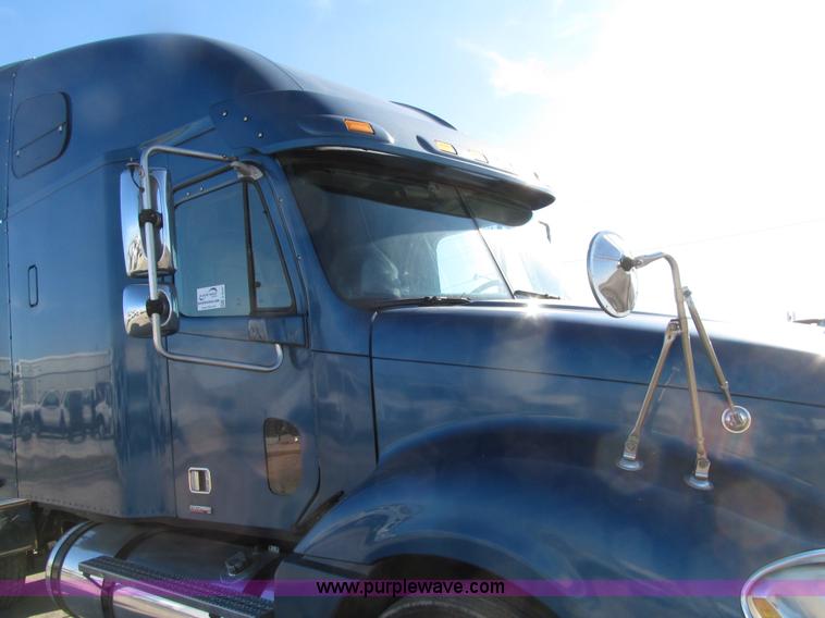 image for item E4637 2005 Freightliner Columbia semi truck