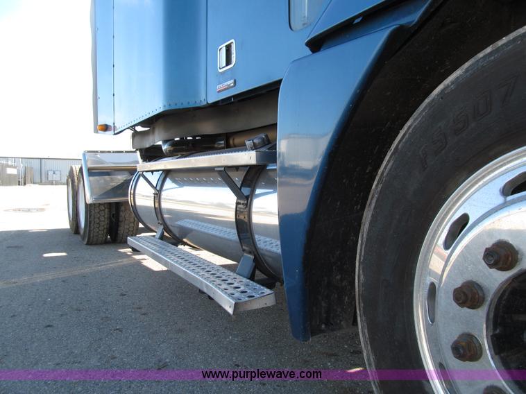 image for item E4637 2005 Freightliner Columbia semi truck