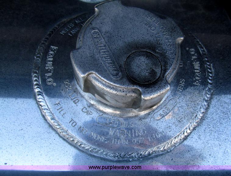 image for item E4637 2005 Freightliner Columbia semi truck