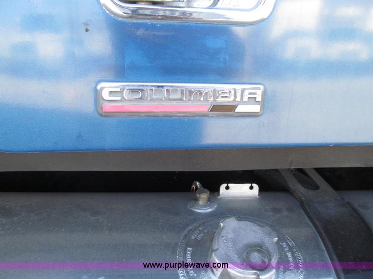 image for item E4637 2005 Freightliner Columbia semi truck