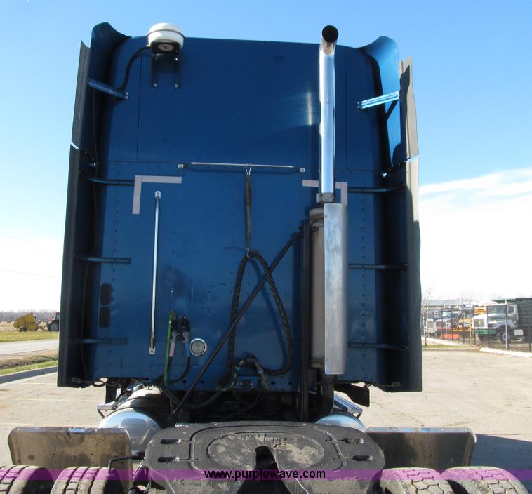 image for item E4637 2005 Freightliner Columbia semi truck