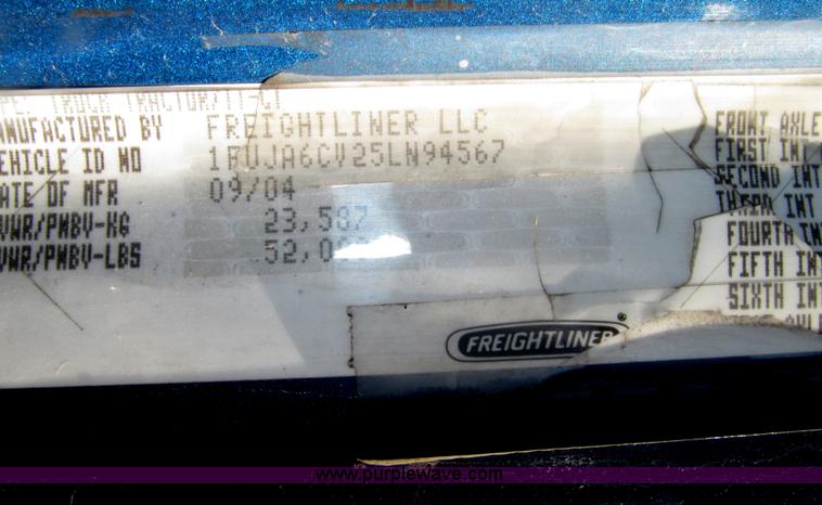 image for item E4637 2005 Freightliner Columbia semi truck
