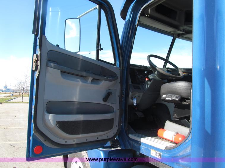 image for item E4637 2005 Freightliner Columbia semi truck