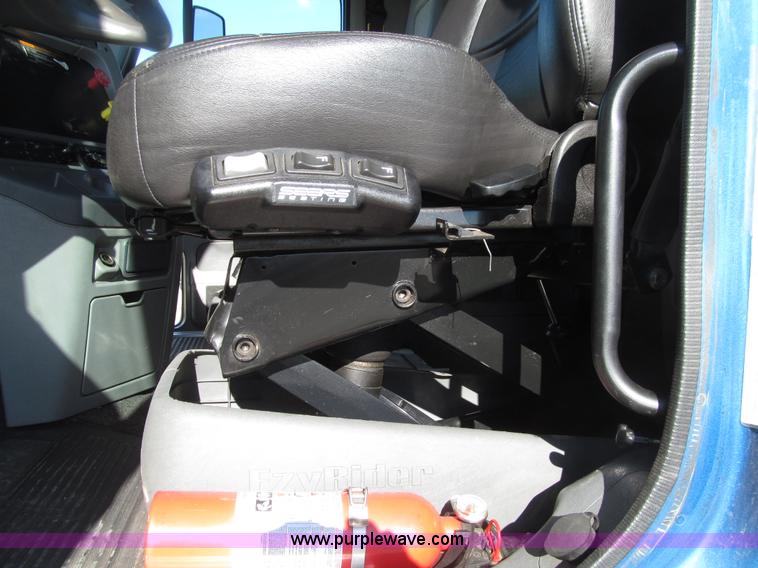 image for item E4637 2005 Freightliner Columbia semi truck