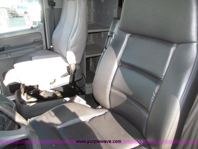 image for item E4637 2005 Freightliner Columbia semi truck