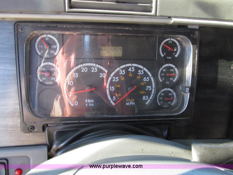 image for item E4637 2005 Freightliner Columbia semi truck