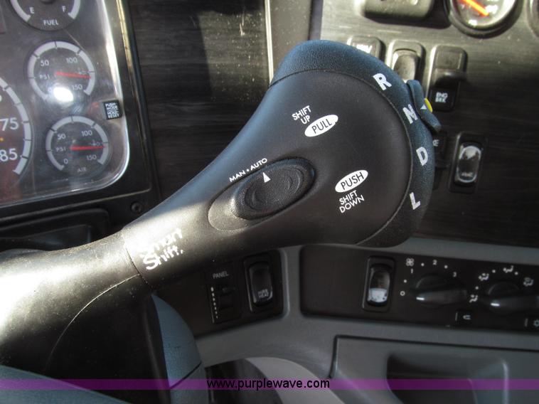 image for item E4637 2005 Freightliner Columbia semi truck