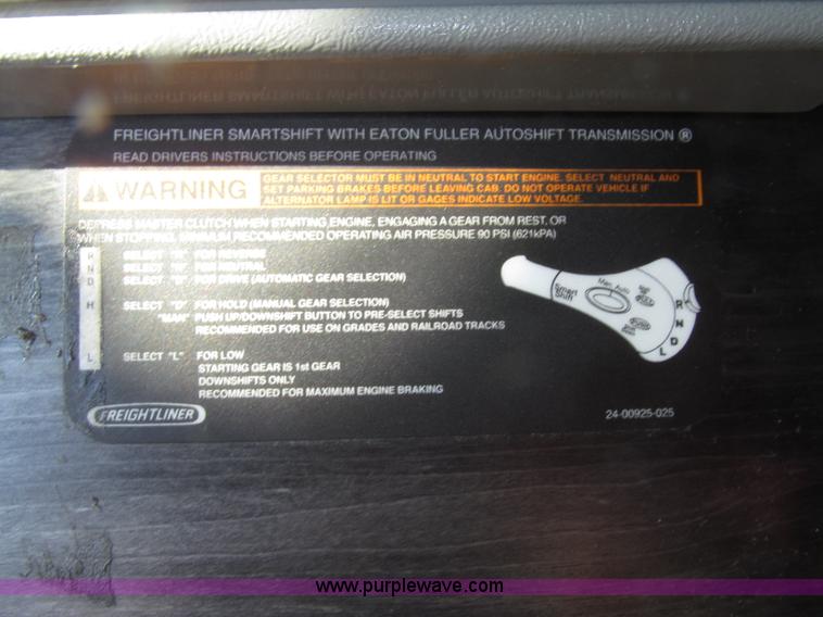 image for item E4637 2005 Freightliner Columbia semi truck