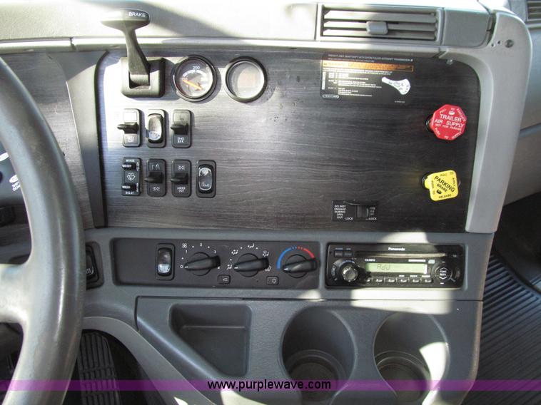 image for item E4637 2005 Freightliner Columbia semi truck