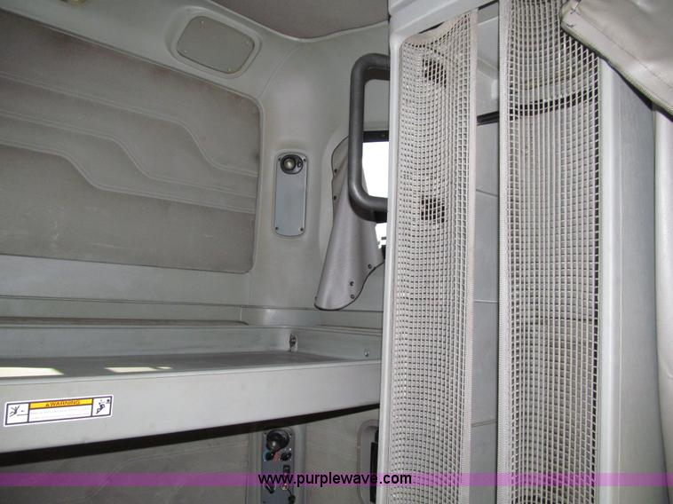 image for item E4637 2005 Freightliner Columbia semi truck