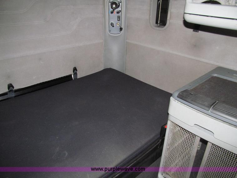 image for item E4637 2005 Freightliner Columbia semi truck