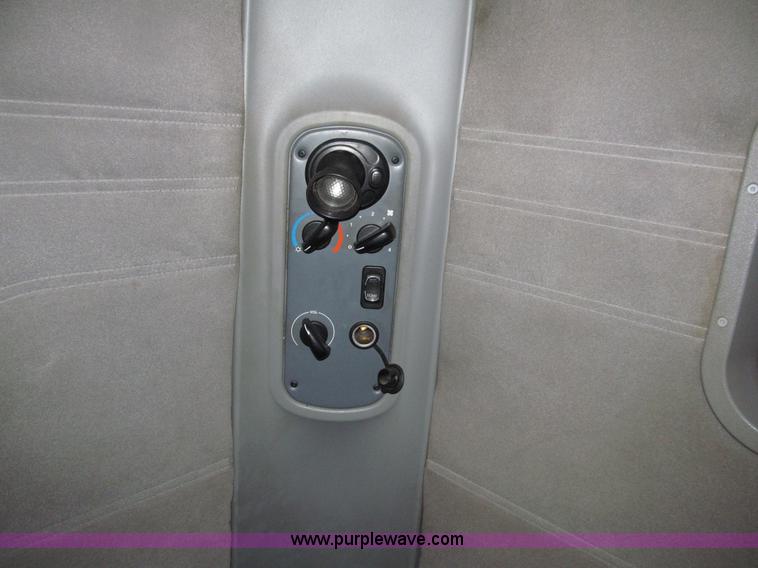 image for item E4637 2005 Freightliner Columbia semi truck