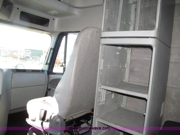 image for item E4637 2005 Freightliner Columbia semi truck