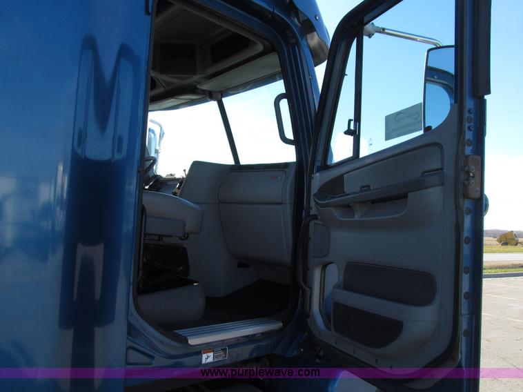 image for item E4637 2005 Freightliner Columbia semi truck