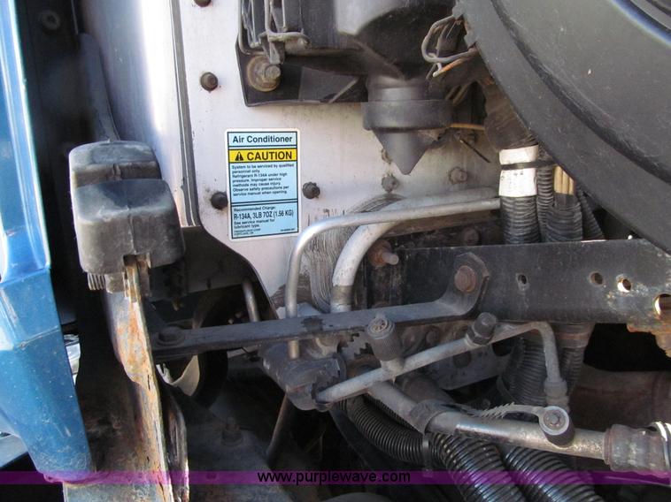 image for item E4637 2005 Freightliner Columbia semi truck