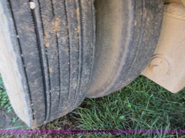 image for item F8026 1998 Fontaine 48' step deck trailer