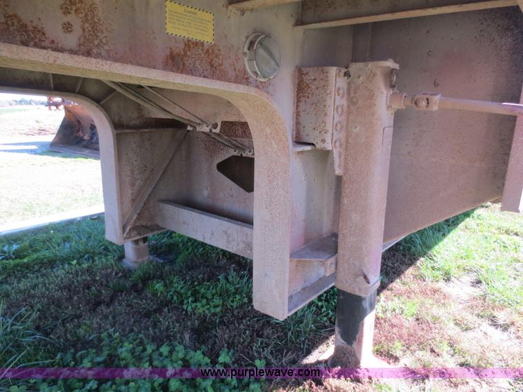 image for item F8026 1998 Fontaine 48' step deck trailer