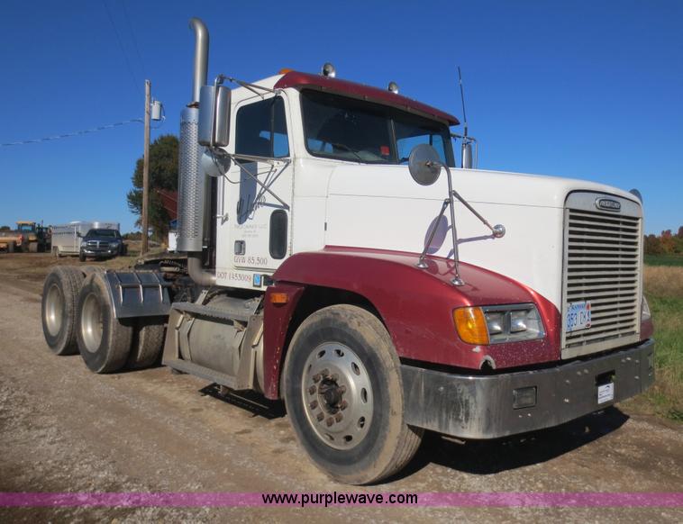 image for item F8040 2000 Freightliner FLD semi truck