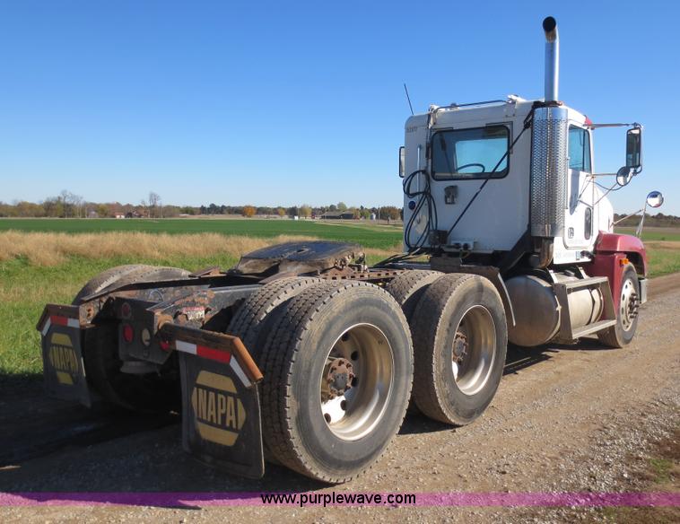 image for item F8040 2000 Freightliner FLD semi truck