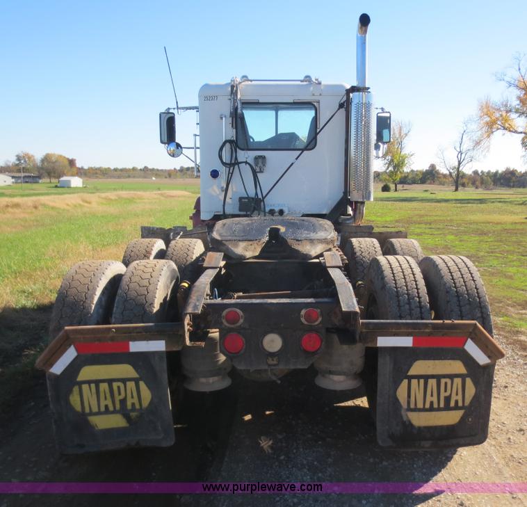 image for item F8040 2000 Freightliner FLD semi truck