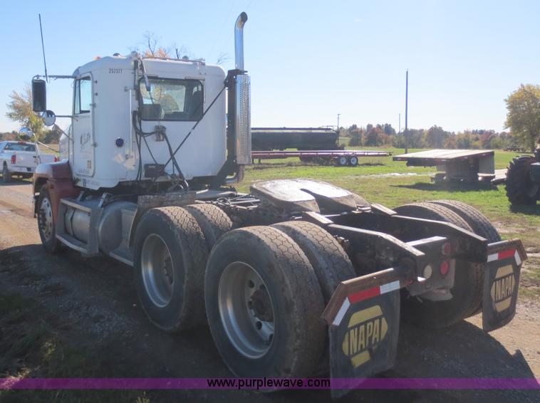 image for item F8040 2000 Freightliner FLD semi truck
