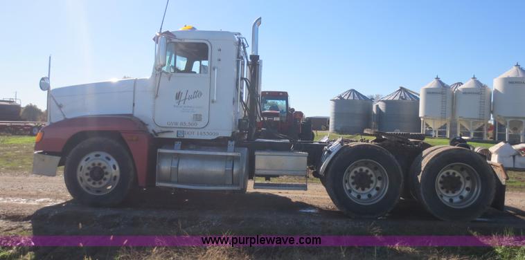 image for item F8040 2000 Freightliner FLD semi truck