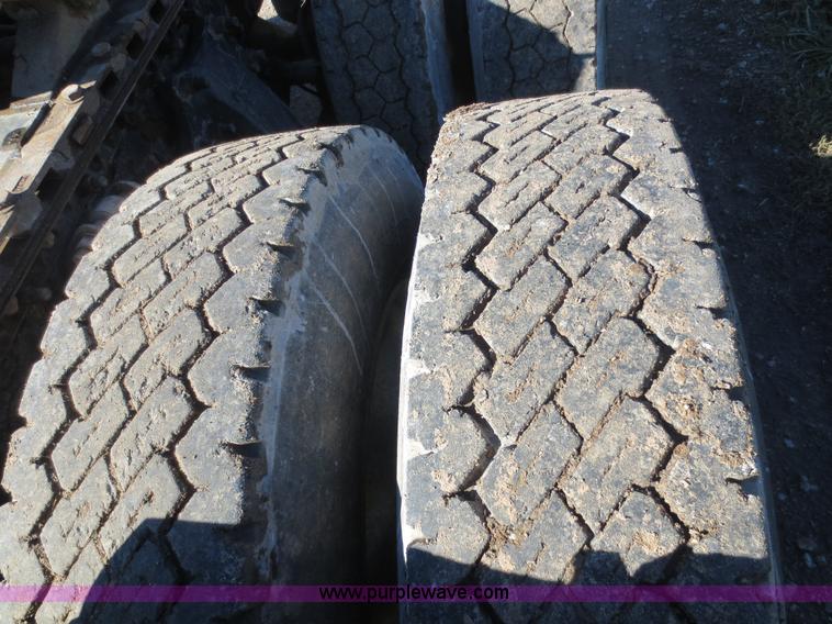 image for item F8040 2000 Freightliner FLD semi truck