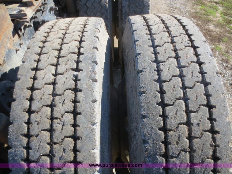 image for item F8040 2000 Freightliner FLD semi truck