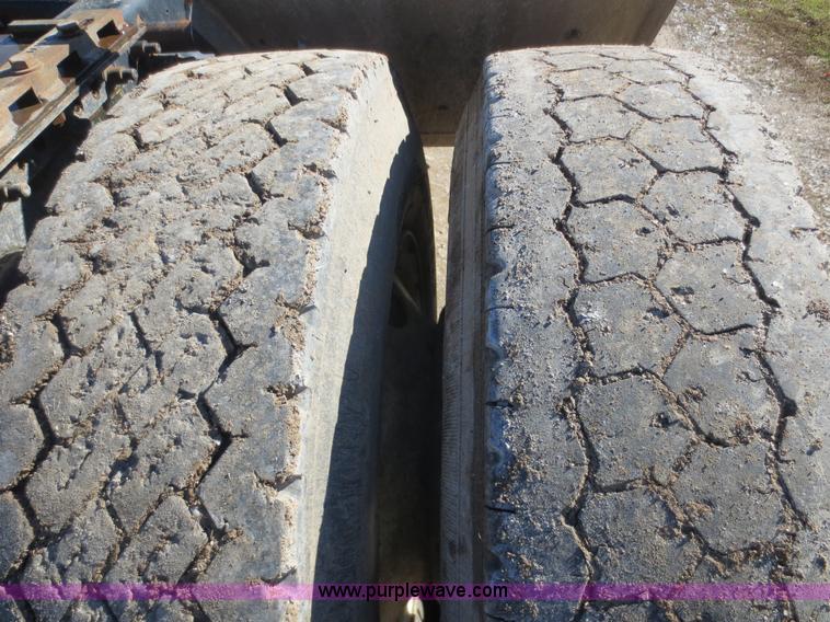 image for item F8040 2000 Freightliner FLD semi truck