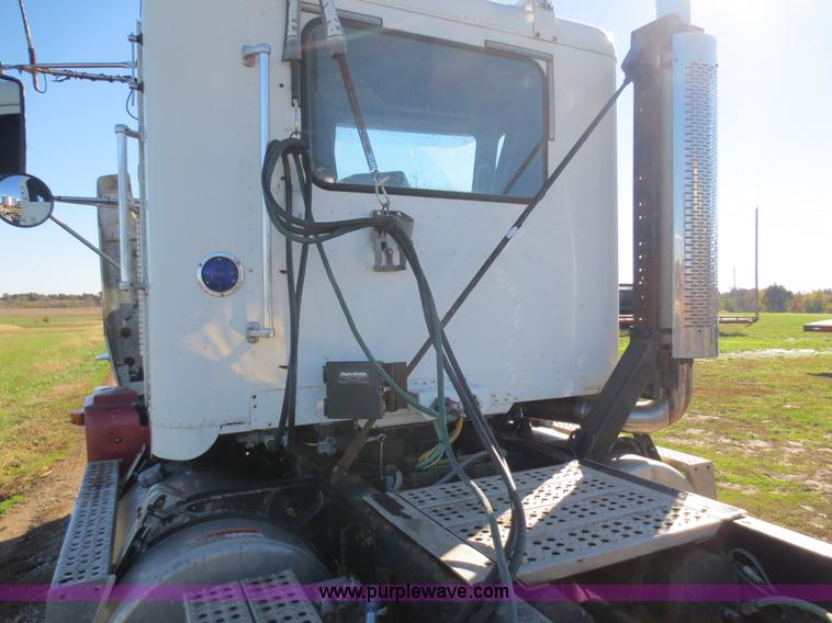 image for item F8040 2000 Freightliner FLD semi truck