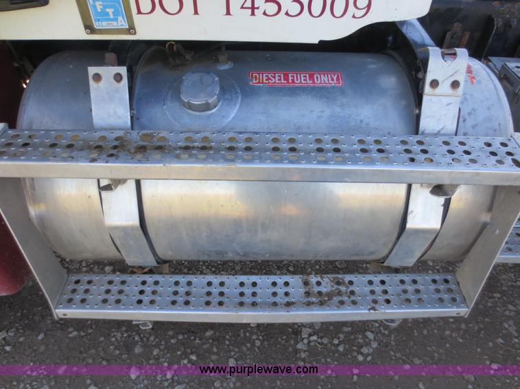 image for item F8040 2000 Freightliner FLD semi truck