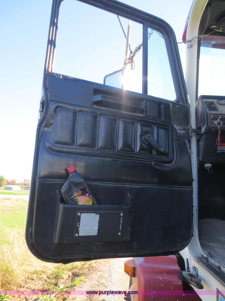 image for item F8040 2000 Freightliner FLD semi truck