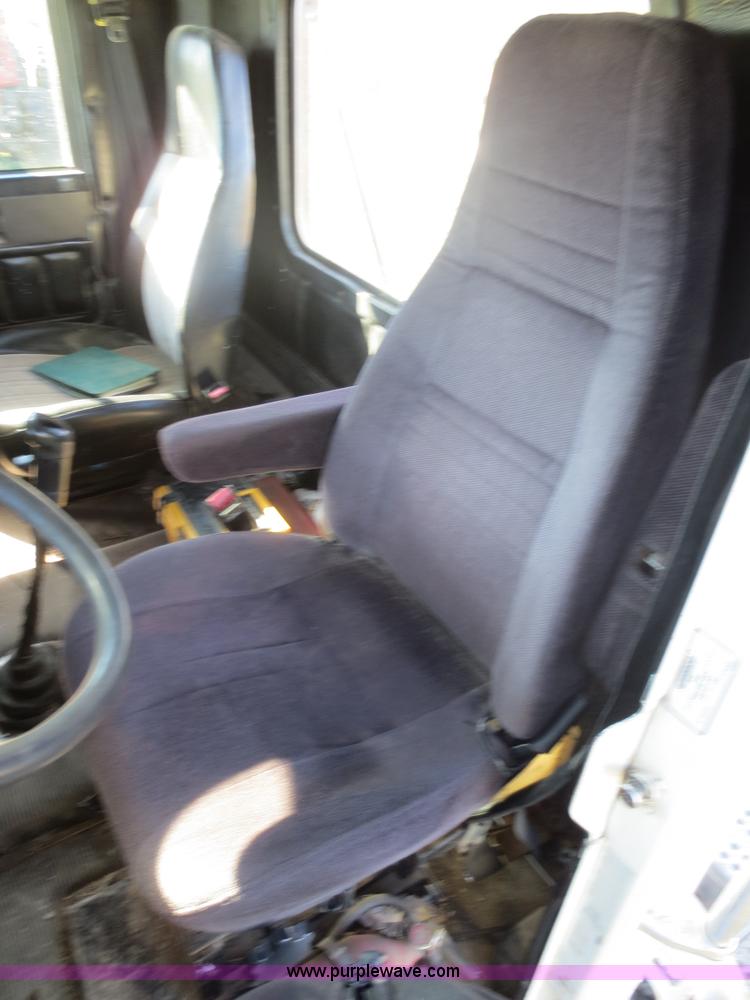 image for item F8040 2000 Freightliner FLD semi truck