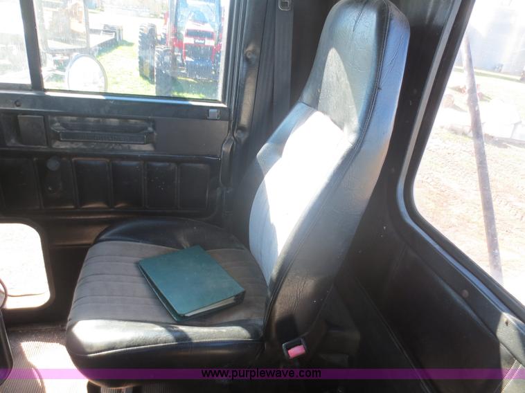 image for item F8040 2000 Freightliner FLD semi truck