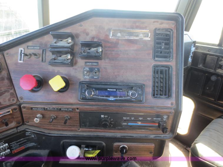 image for item F8040 2000 Freightliner FLD semi truck