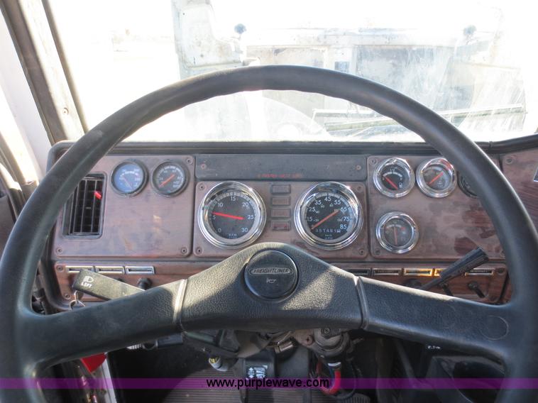 image for item F8040 2000 Freightliner FLD semi truck